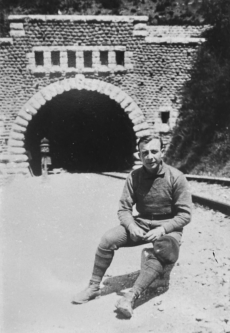 Ligne Maginot - GRAZIAN SUD  (TUNNEL DE ) - (Blockhaus pour arme infanterie) - L'entrée sud du tunnel du Grazian avant sa destruction en juin 1940 avec l'un des hommes chargés de sa garde - Inconnu