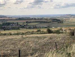 Ligne Maginot - LA FERTE - (Ouvrage d'infanterie) - Vue générale depuis les hauteurs au sud de La Ferté-sur-Chiers (en contre bas) et de l'ouvrage sur la colline au second plan.
Sur la ligne d'horizon, les Ardennes ou, pour nos amis belges, l'Ardenne