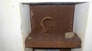 Ligne Maginot - LE CHESNOIS - CHENOIS - (Ouvrage d'artillerie) - Entrée mixte
Le système à cliquet permettant de redescendre la porte