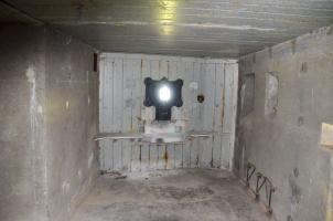 Ligne Maginot - 112 - BETTLACH SUD - (Casemate d'infanterie - Double) - Chambre de tir mitrailleuse sud
A droite, le 1er créneau est une goulotte lance grenade, le 2e un créneau de tir FM ou fusil