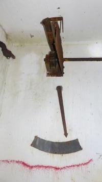 Ligne Maginot - LE CHESNOIS - CHENOIS - (Ouvrage d'artillerie) - Entrée mixte
En partie haute, les verrous de la position fermée.
en partie basse, l'indicateur de position de la porte