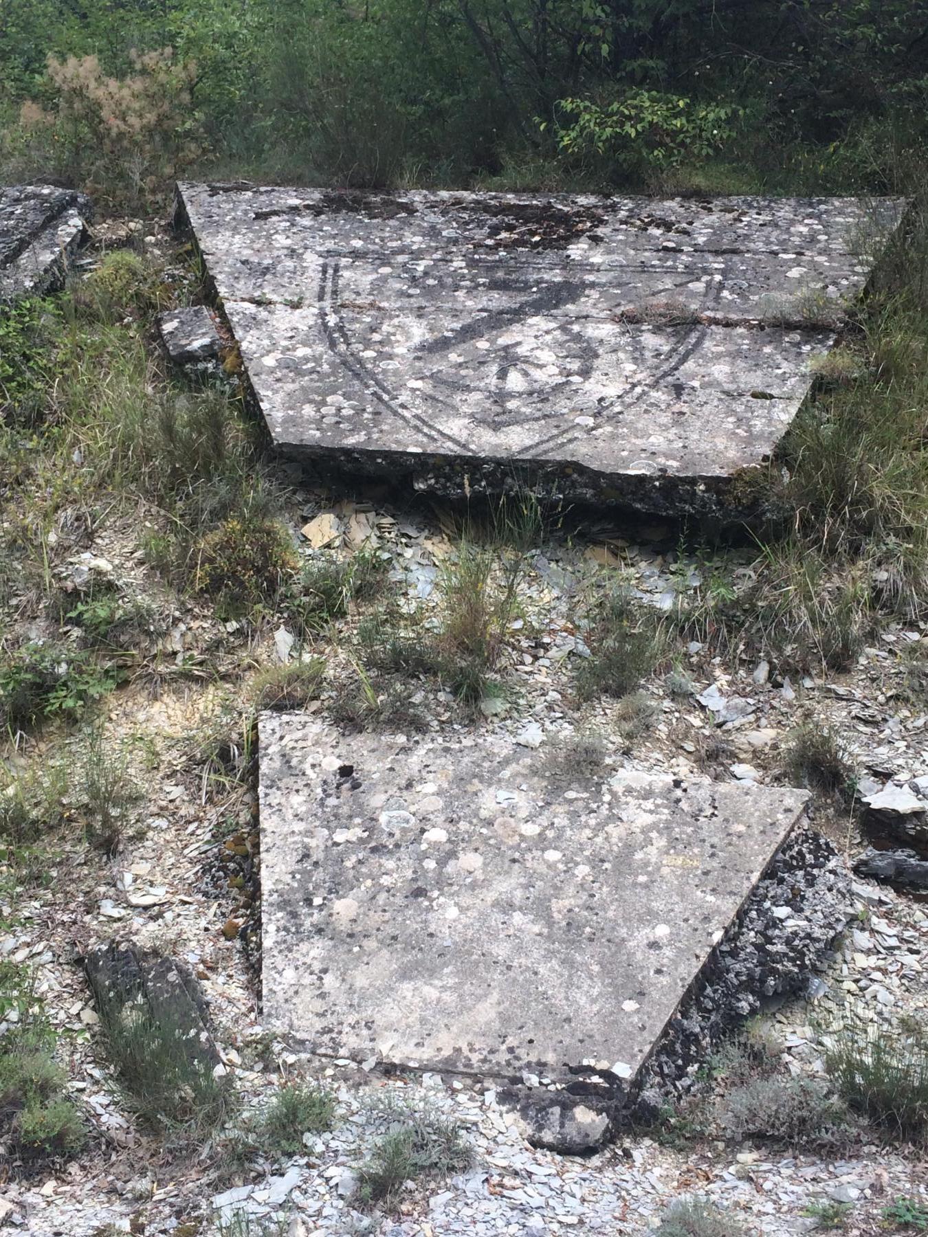 Ligne Maginot - CHAMP de TIR d'AGAISEN (CT) - E04 (Abri actif) - Dalle triangulaire (hélas brisée) de 2 m de hauteur environ, au talus de la piste militaire d'accès, portant gravé l'insigne du 7ème Génie - Jean FERAUD