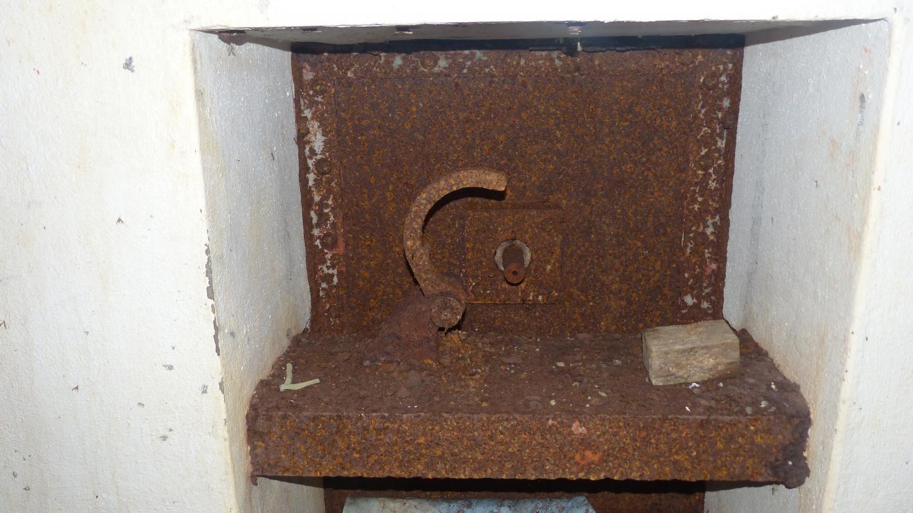 Ligne Maginot - LE CHESNOIS - CHENOIS - (Ouvrage d'artillerie) - Entrée mixte
Le système à cliquet permettant de redescendre la porte - David Harmand