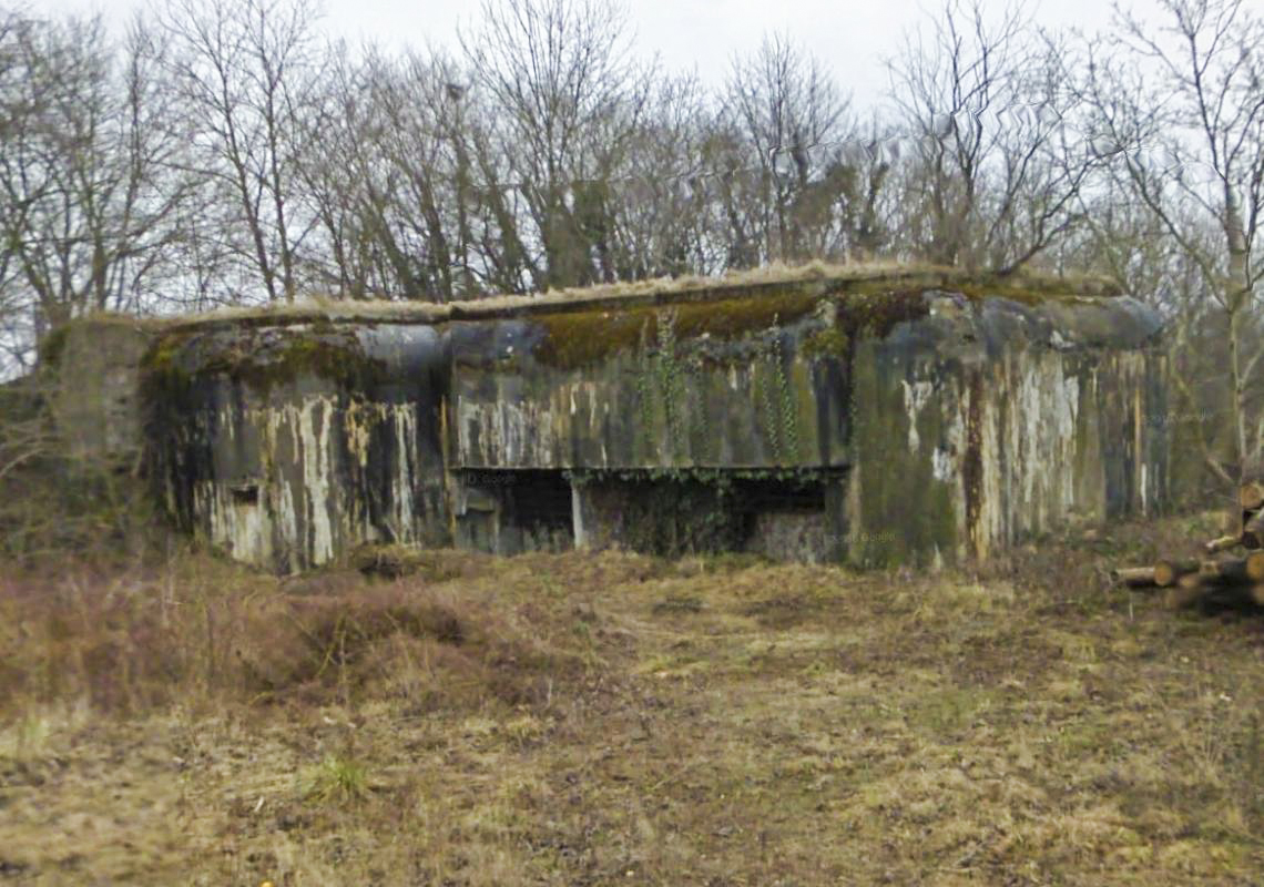 Ligne Maginot - 81 - HOPITAL - (Casemate d'artillerie) - Côté entrées en 2009, quelques années avant remblaiement. - Google Streetview