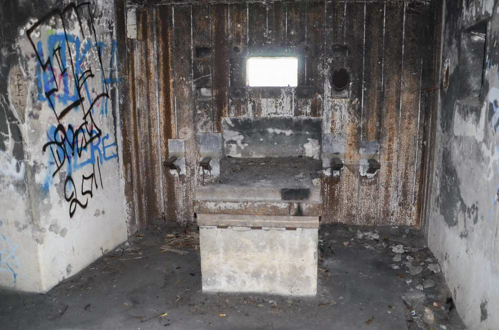 Ligne Maginot - 85 - HASELBERG - (Casemate d'infanterie - double) - Chambre de tir mitrailleuse sud-ouest dirigée vers la casemate 86-Aschenbach - D. Froehly