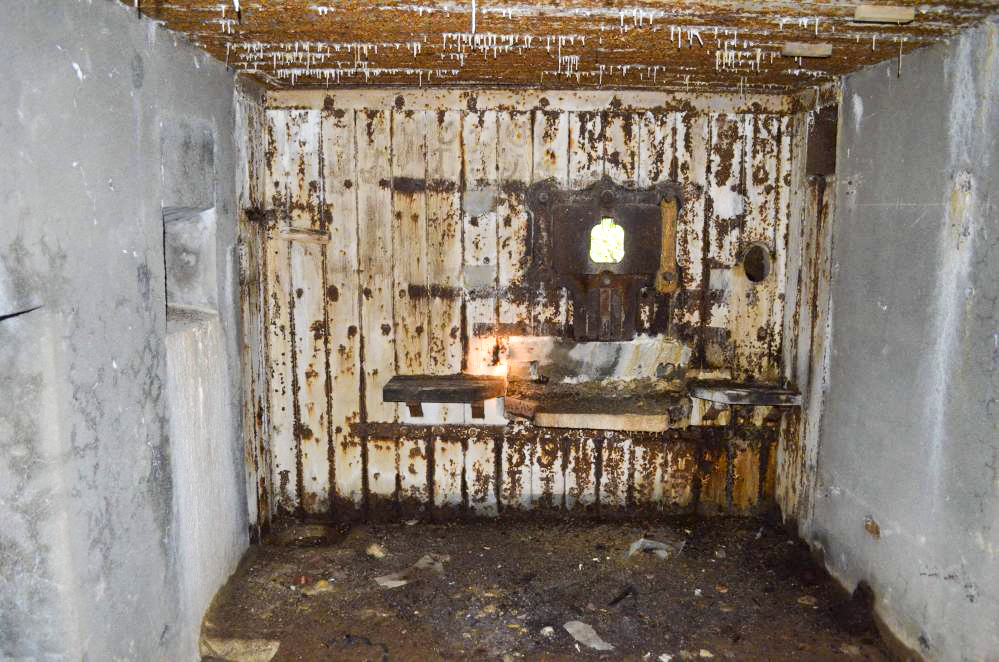 Ligne Maginot - Blockhaus STG 105 - Breitenhag - Chambre de tir pour mitrailleuse, orienté vers le nord avec son créneau FM de protection des entrées. - D. Froehly