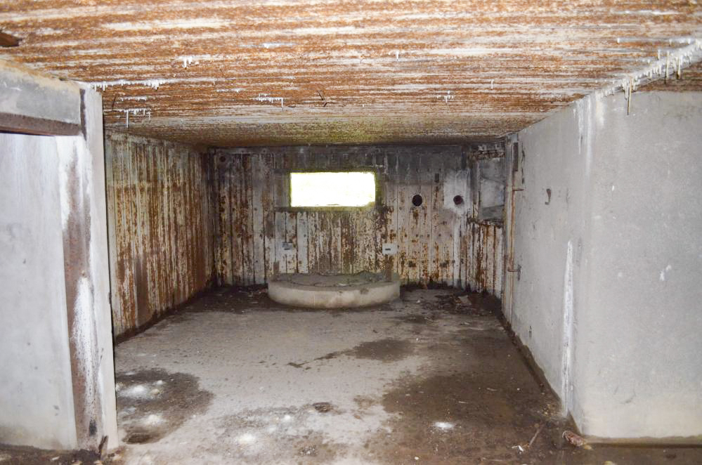 Ligne Maginot - Blockhaus STG 105 - Breitenhag - Chambre de tir AC sud, avec sa plate-forme et son créneau FM. A droite l'accès à la cloche GFM - D. Froehly
