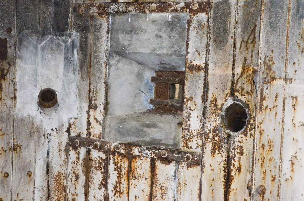 Ligne Maginot - Blockhaus STG 105 - Breitenhag - Créneau de tir FM de la chambre AC sud. On voit bien la goulottes d'évacuation des douilles (à droite) et la goulotte lance grenade (à gauche). - D. Froehly