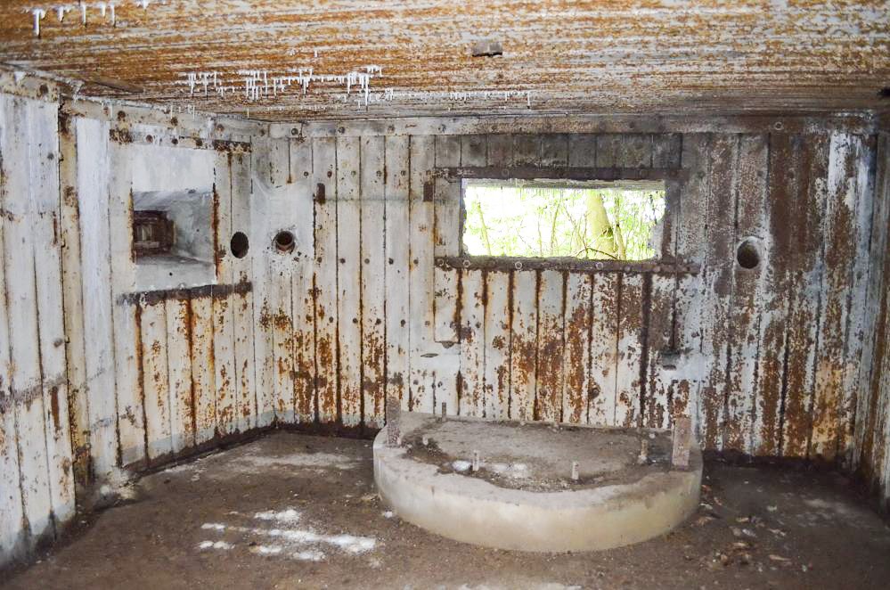 Ligne Maginot - Blockhaus STG 105 - Breitenhag - Chambre de tir AC nord , avec sa plate-forme et son créneau FM. Sur la plate-forme il y a huit (8) vis et deux (2) cornières scellées dans le sol pour le canon. - D. Froehly