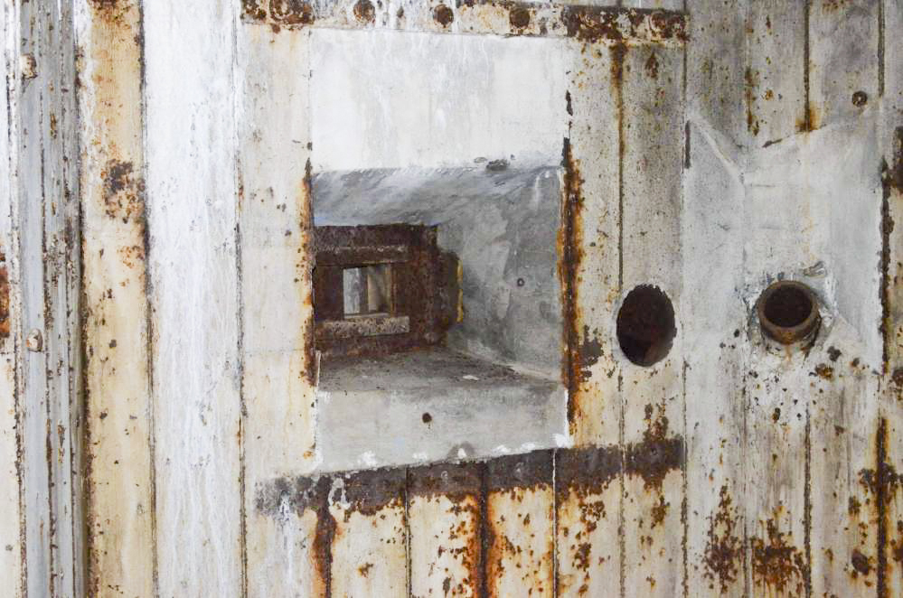 Ligne Maginot - Blockhaus STG 105 - Breitenhag - Créneau de tir FM de la chambre AC sud. On voit bien la goulottes d'évacuation des douilles (immédiatement à droite) et la goulotte lance grenade (sur le mur en retour à gauche). - D. Froehly