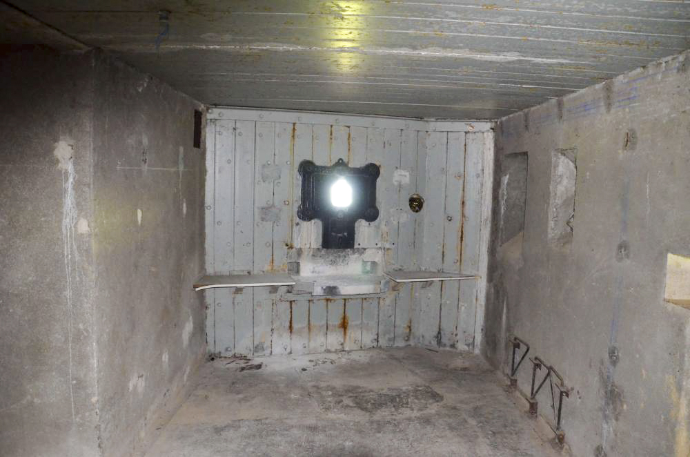 Ligne Maginot - 112 - BETTLACH SUD - (Casemate d'infanterie - Double) - Chambre de tir mitrailleuse sud
A droite, le 1er créneau est une goulotte lance grenade, le 2e un créneau de tir FM ou fusil - D. Froehly