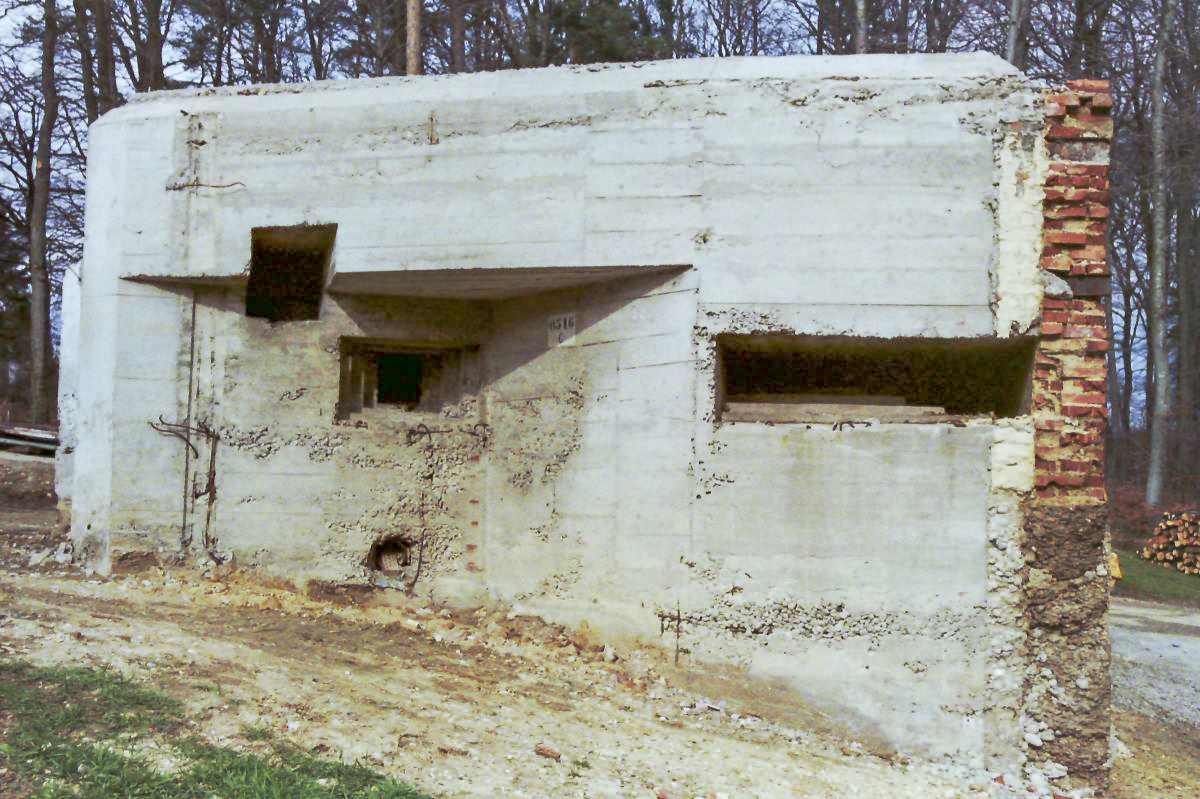 Ligne Maginot - BETTLACH NORD 4 - (Blockhaus pour arme infanterie) - Ouvrage camouflé dans une grange. 
Grange détruite en 1992 - Alain Perouffe