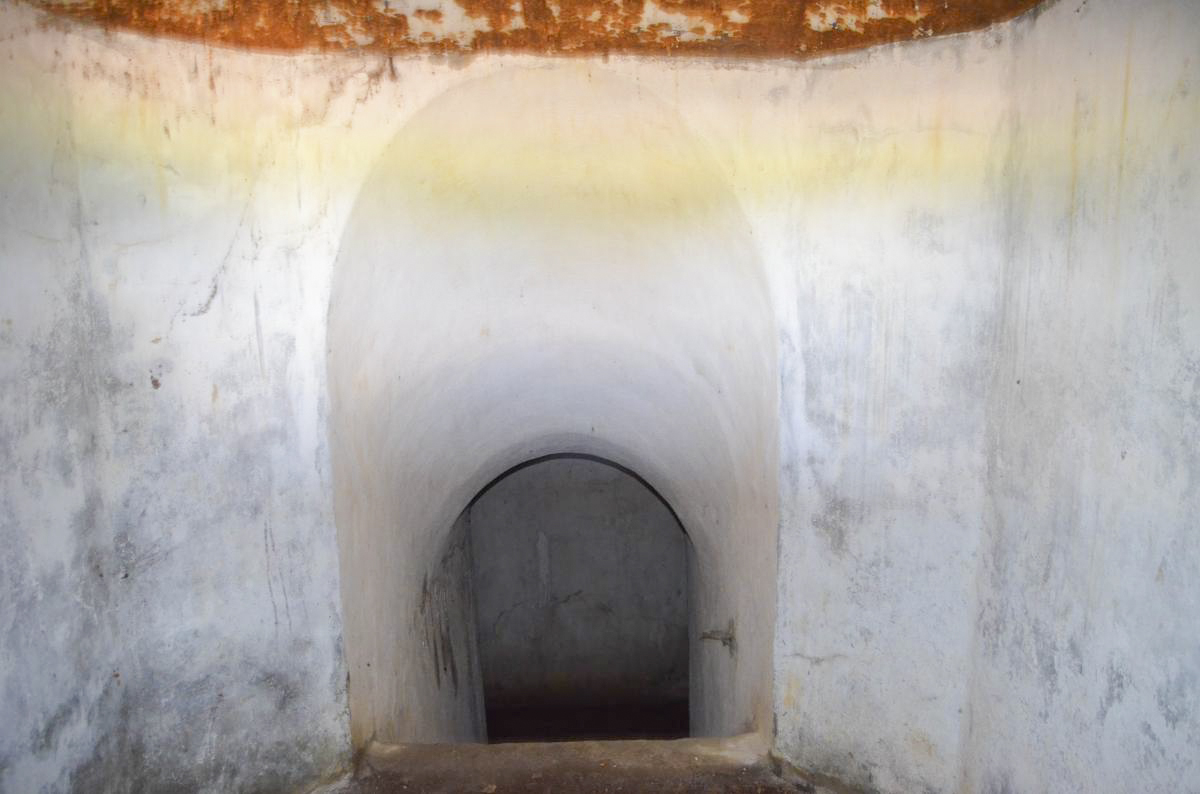 Ligne Maginot - BETTLACH NORD 2 - (Blockhaus pour canon) - Vue intérieur depuis le créneau de tir. l'entrée est toujours bloquée. Attention propriété privée demander l'accord du propriétaire. - D. Froehly