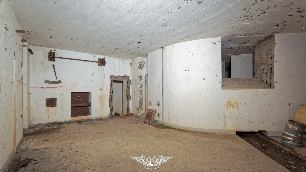 Ligne Maginot - LE CHESNOIS - CHENOIS - (Ouvrage d'artillerie) - Entrée mixte
La salle du mécanisme de la porte à effacement vertical - Thierry Caland
