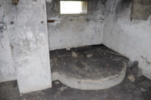 Ligne Maginot - LINSDORF SUD - (Blockhaus pour canon) - Les deux chambres de tir n'en font qu'une.
Elle sont juste séparées par une avancée de 70cm de large et profond de 135cm coté CT canon et 50cm coté CT mitrailleuse.