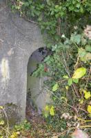 Ligne Maginot - MITTLERE AU OUEST - (Blockhaus pour arme infanterie) - Entrée du blockhaus.
Il semble que cet blockhaus n'a jamais eu de porte. Aucune charnière ni emplacement de celle-ci son visible.