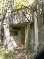 Ligne Maginot - BIESENBERG SOMMITALE - (Casemate d'infanterie - Simple) - L'entrée de la casemate
Noter les grilles de ventilation et le boitier de raccordement pour lignes téléphoniques de campagne