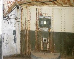 Ligne Maginot - BIESENBERG SOMMITALE - (Casemate d'infanterie - Simple) - Créneau pour fusil mitrailleur
Noter le marchepied bétonné