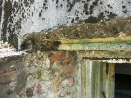 Ligne Maginot - BIESENBERG - (Casemate d'artillerie) - Détail du créneau de gauche
Noter l'utilisation de rails de chemin de fer et la modification du créneau qui a vraisemblablement été rogné en partie supérieure