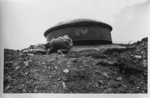 Ligne Maginot - LA FERTE - (Ouvrage d'infanterie) - Bloc 2
Soldats allemands autour de la tourelle pour deux armes mixtes basculée.
La photo est datée de 1941 et a servi pour un numéro sur les combats de la ligne Maginot du magazine 'SIGNAL' (le magazine de la Wehrmacht)