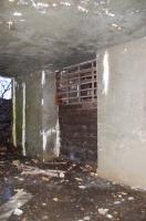 Ligne Maginot - 113 - OLTINGUE - (Casemate d'artillerie) - Entrée matériel de gauche avec ses rails de protection devant les portes, l'aération en partie haute.
Particularité de cette casemate, les entrées sont dans un hall couvert par la dalle de la casemate.