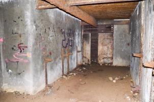 Ligne Maginot - 113 - OLTINGUE - (Casemate d'artillerie) - Chambre de tir de droite. Vue coté entrée des munitions qui donnait directement dans la pièce servant également de chambre de repos avec 8 lits, les supports sont encore en place. 
Au plafond, se trouve le monorail Tourtelier utilisé pour la mise en place de la pièce sur son support