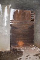 Ligne Maginot - 113 - OLTINGUE - (Casemate d'artillerie) - Entrée matériel de gauche avec ses rails de protection devant les portes, et l'aération en partie haute.
Particularité de cette casemate, les entrées sont dans un hall couvert par la dalle de la casemate.