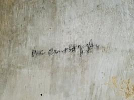 Ligne Maginot - HAUT POIRIER - (Ouvrage d'infanterie) - Inscription d'un soldat américain de 1945
Son grade est celui de soldat de première classe du PFC. Je crains que le nom soit difficile à lire...

On peut le voir dans le couloir du Bloc 3
avec le slogan 4by4

à voir dans le couloir du Bloc 3