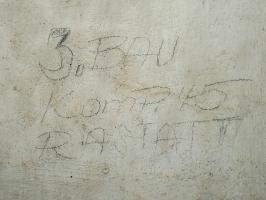 Ligne Maginot - HAUT POIRIER - (Ouvrage d'infanterie) - Inscription allemande de 1940

3. Bau Kompanie 45
Rastatt

Cela signifie :
3ème Compagnie des Baubataillion 45 de Rastatt (pionniers et génie)
Cette unité a été utilisée pendant et après les combats de juin 1940 pour réparer et restaurer les infrastructures