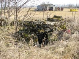 Ligne Maginot - AM DIETWEG - (Cuve pour arme d'infanterie) - Vue depuis l'ouest.
L'emplacement se situe dans la petite pente légèrement au nord-ouest de 59/3 Bantzenheim sud