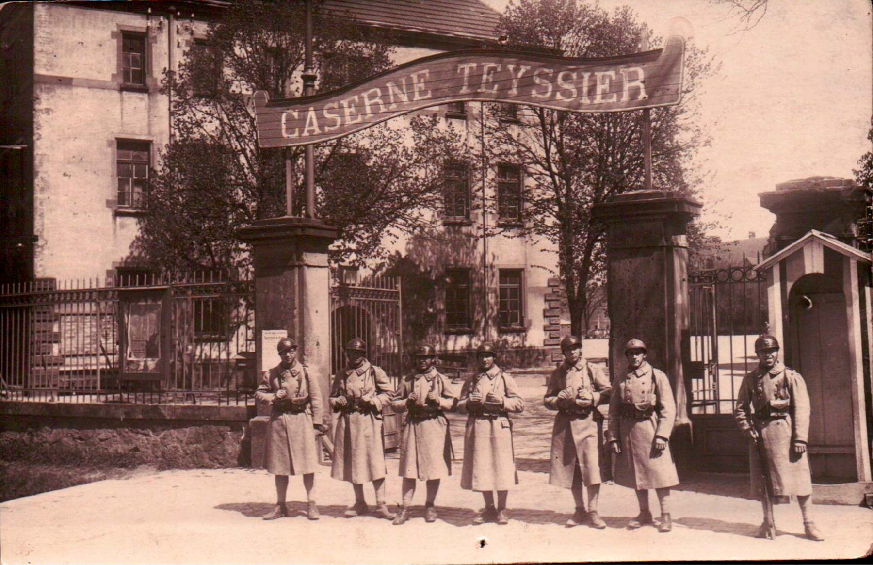 Ligne Maginot - CASERNE TEYSSIER - 37°RIF - (Camp de sureté) - La garde à l'entrée de la caserne en 1933 - Inconnu