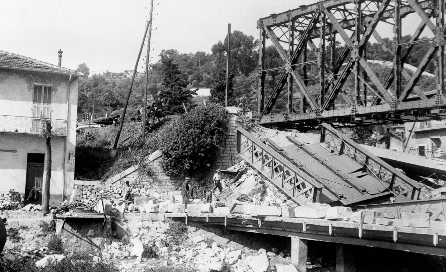 Ligne Maginot - PONT du BORRIGO - Les travaux de dégagement et de remise en état des ponts VF du Borrigo sous l'occupation italienne. Le premier pont a déjà été reconstruit. - Inconnu