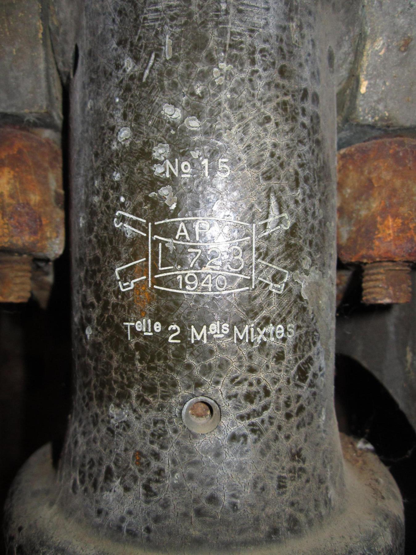 Ligne Maginot - LA FERTE - (Ouvrage d'infanterie) - Bloc 2
Etage intermédiaire de la tourelle pour deux AM
Marquage de la lunette (n° 15) - Gregory Fuchs