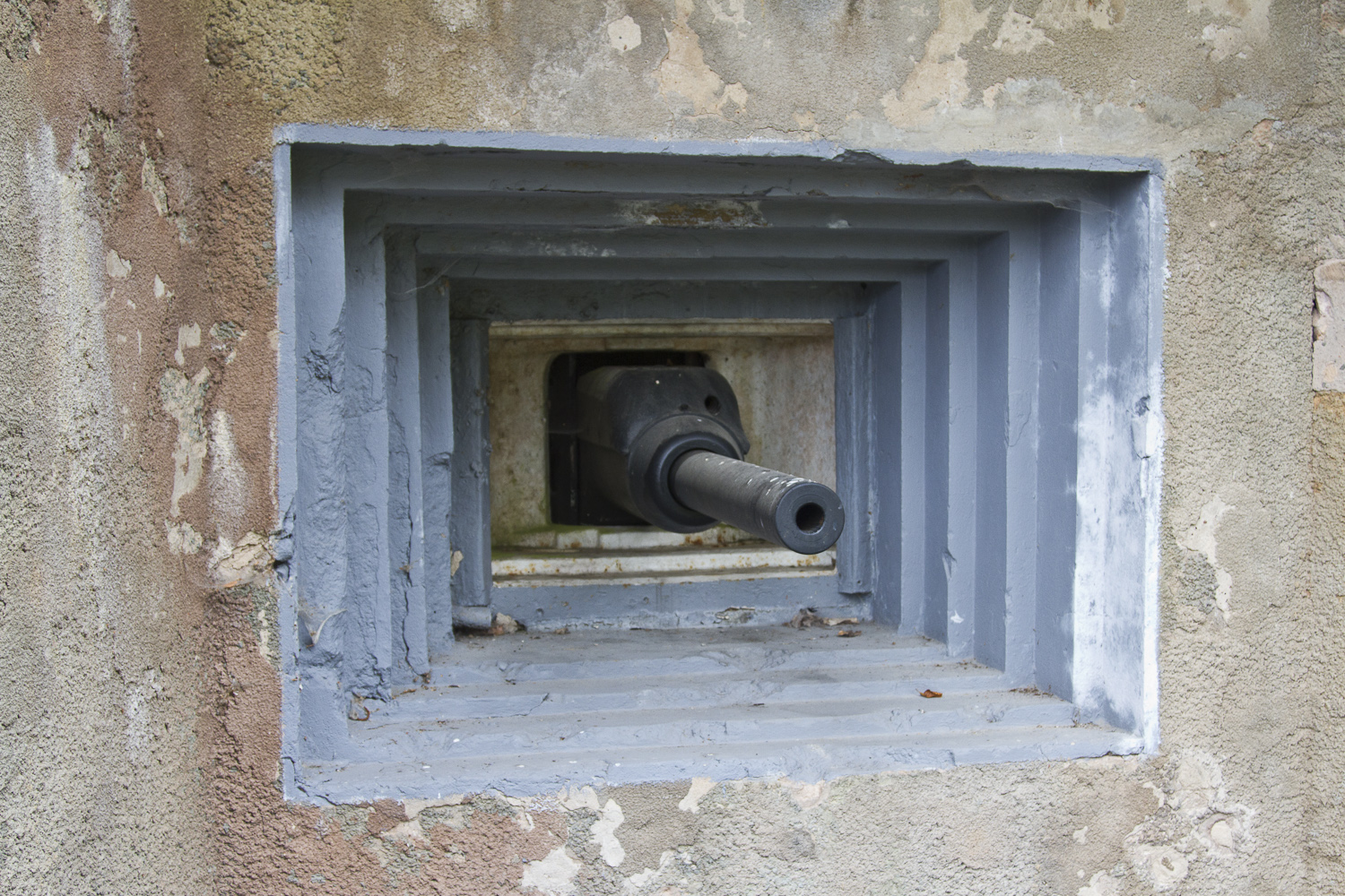 Ligne Maginot - SIMSERHOF - (Ouvrage d'artillerie) - Entrée munitions
Gros plan du créneau avec le canon AC47 en position - Michel Teiten