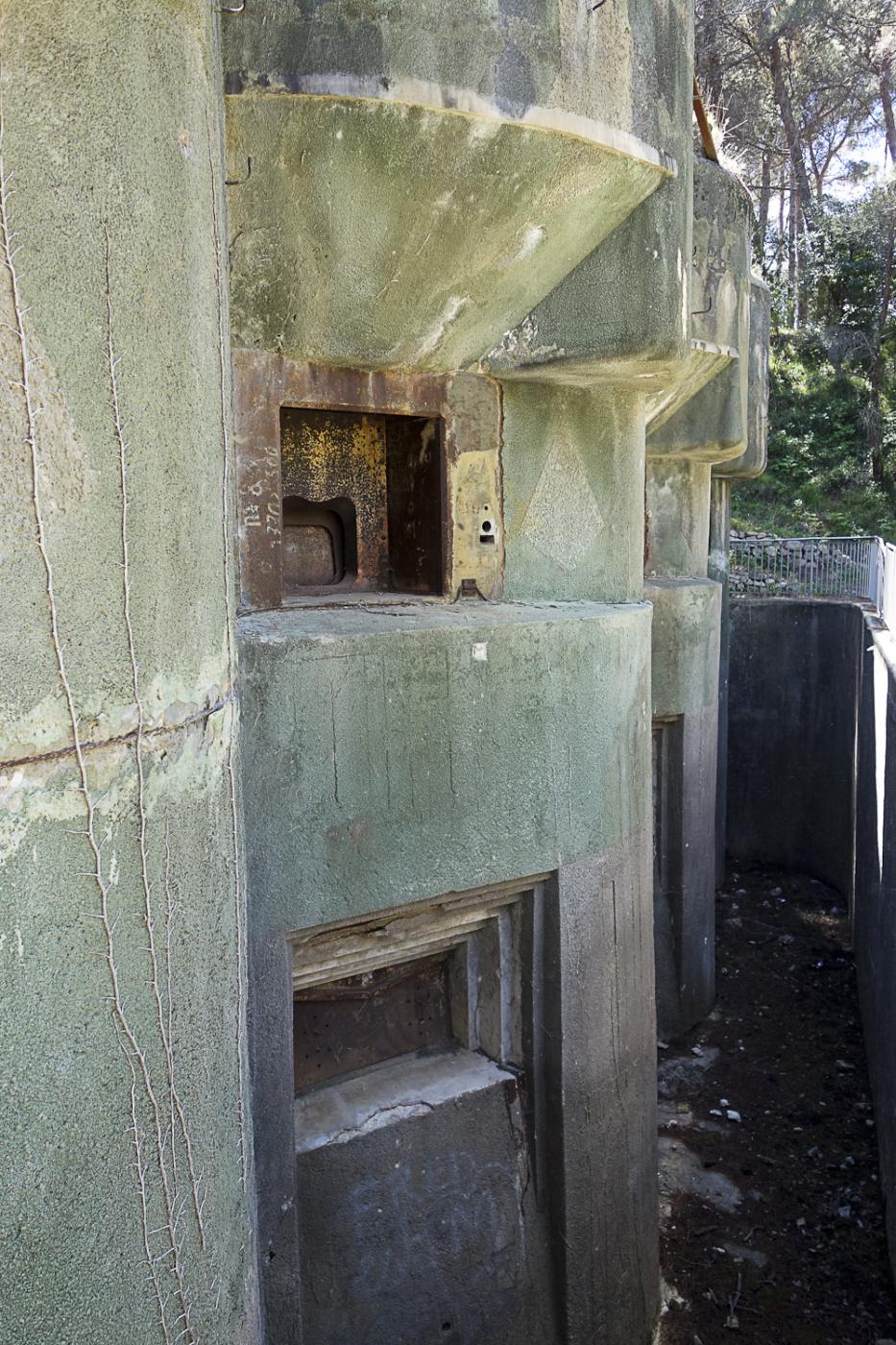 Ligne Maginot - ROQUEBRUNE - CORNILLAT - (Ouvrage d'artillerie) - Bloc 3
Vue en enfilade du fossé diamant. Au niveau supérieur les créneaux de 75. En contrebas les créneaux de 81. - Michel Teiten