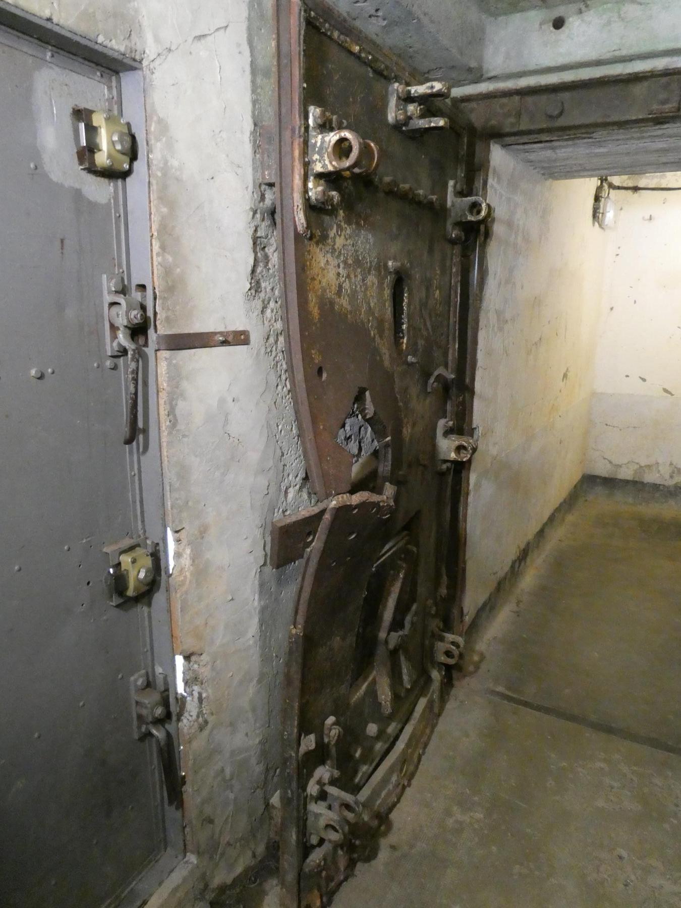 Ligne Maginot - LA FERTE - (Ouvrage d'infanterie) - Bloc 1
La porte blindée du bloc détruite par les pionniers allemands - ELLENA - CUNY