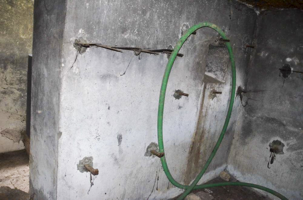 Ligne Maginot - LINSDORF SUD - (Blockhaus pour canon) - Mur de séparation du couloir et des chambres de tir, avec créneau pour la protection rapprochée. A gauche on distingue l'emplacement de l'armement individuel. Le blockhaus avait deux râteliers, pour 4 armes chacun, dans la chambre de tir mitrailleuse - D. Froehly