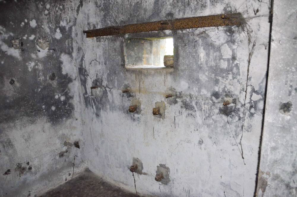 Ligne Maginot - LINSDORF SUD - (Blockhaus pour canon) - Créneau de tir mitrailleuse avec les attaches du support de l’affût de mitrailleuse et de la trémie. - D. Froehly