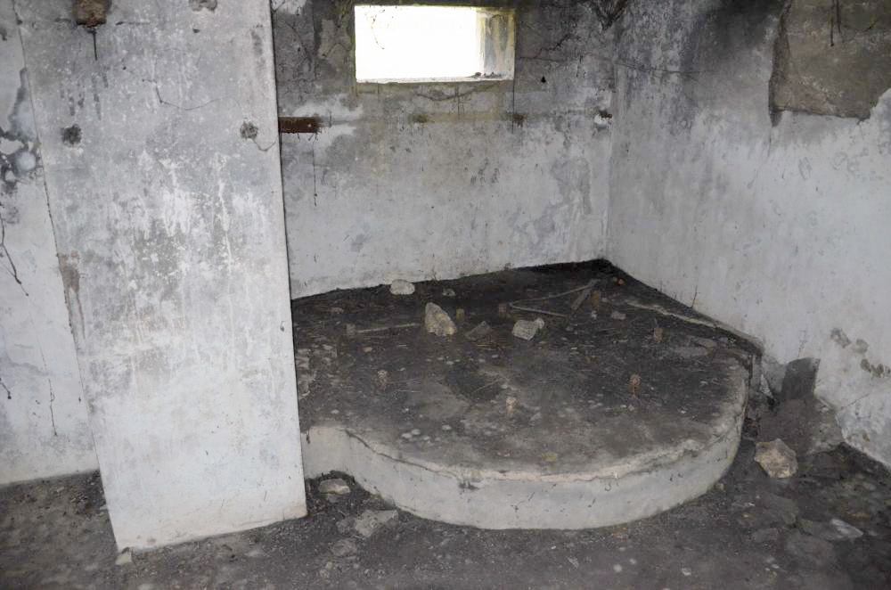 Ligne Maginot - LINSDORF SUD - (Blockhaus pour canon) - Les deux chambres de tir n'en font qu'une.
Elle sont juste séparées par une avancée de 70cm de large et profond de 135cm coté CT canon et 50cm coté CT mitrailleuse. - D. Froehly
