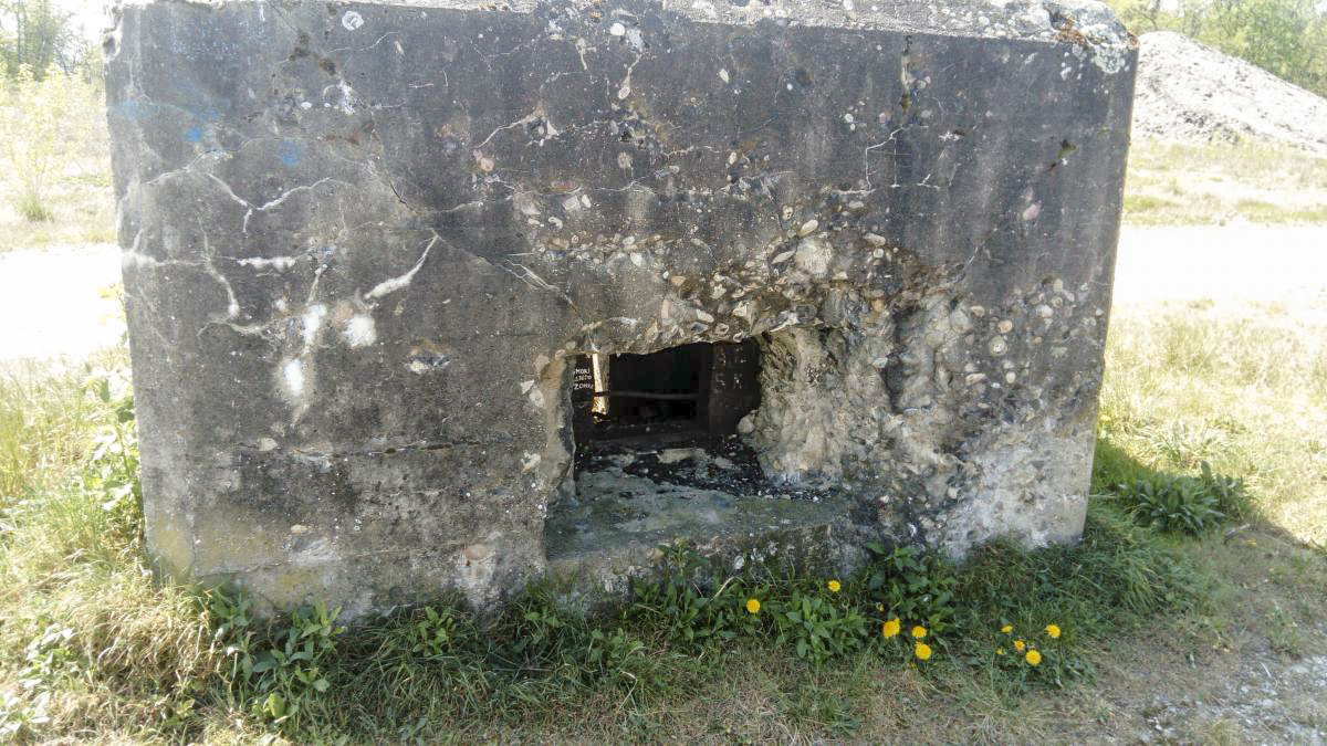 Ligne Maginot - VILLAGE-NEUF BERGE 9 - (Blockhaus pour arme infanterie) - Il semble que le blockhaus ait pris un coup au niveau du créneau coté berge - C. Boulanger