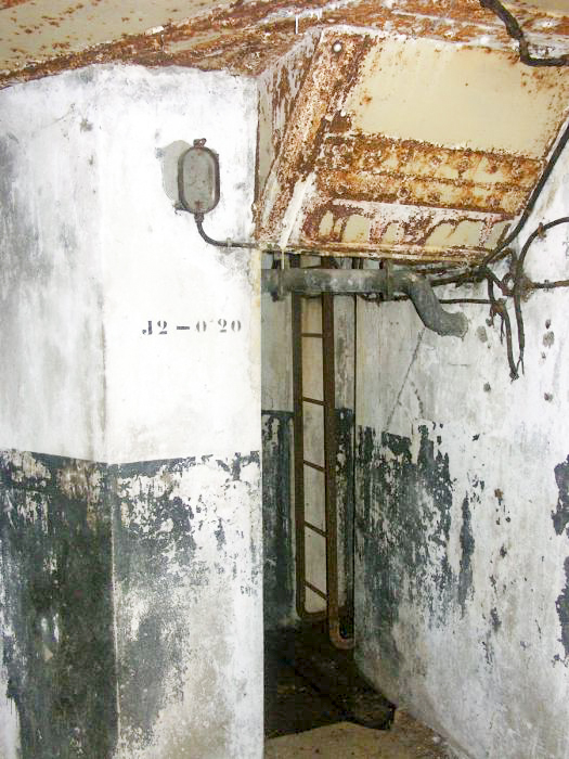 Ligne Maginot - BIESENBERG SOMMITALE - (Casemate d'infanterie - Simple) - Accés à la cloche GFM
L'inscription O20 est l'indicatif pour l'artillerie de la cloche utilisée comme observatoire.
Elle était pour cela équipée d'un périscope type J2 - Pascal LAMBERT