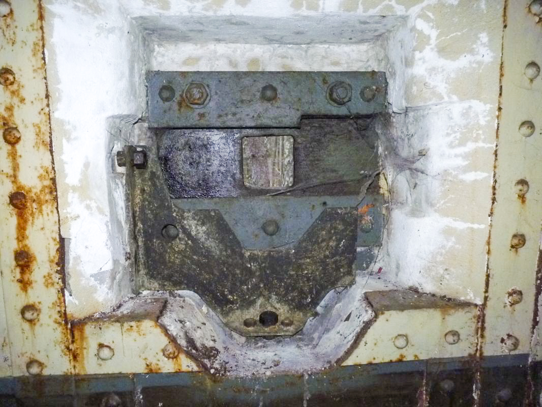 Ligne Maginot - BIESENBERG SOMMITALE - (Casemate d'infanterie - Simple) - L'un des créneaux dans l'intérieur - Aditus