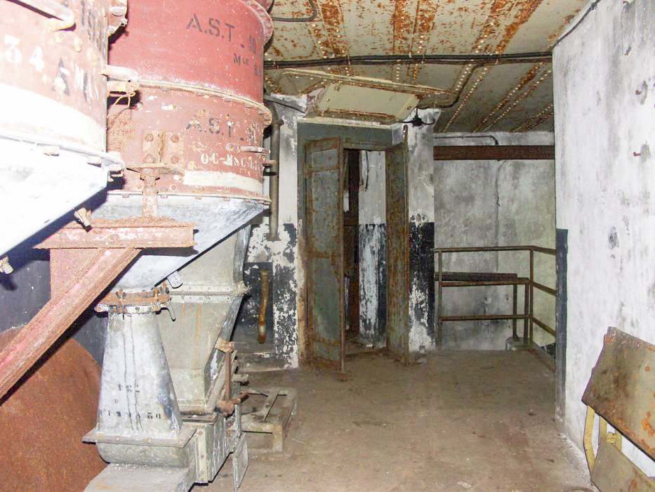 Ligne Maginot - BIESENBERG SOMMITALE - (Casemate d'infanterie - Simple) - Les filtres et la ventilation
Au fond se trouve l'escalier donnant accés à l'étage inférieur et l'accés à la cloche mitrailleuse - Pascal LAMBERT