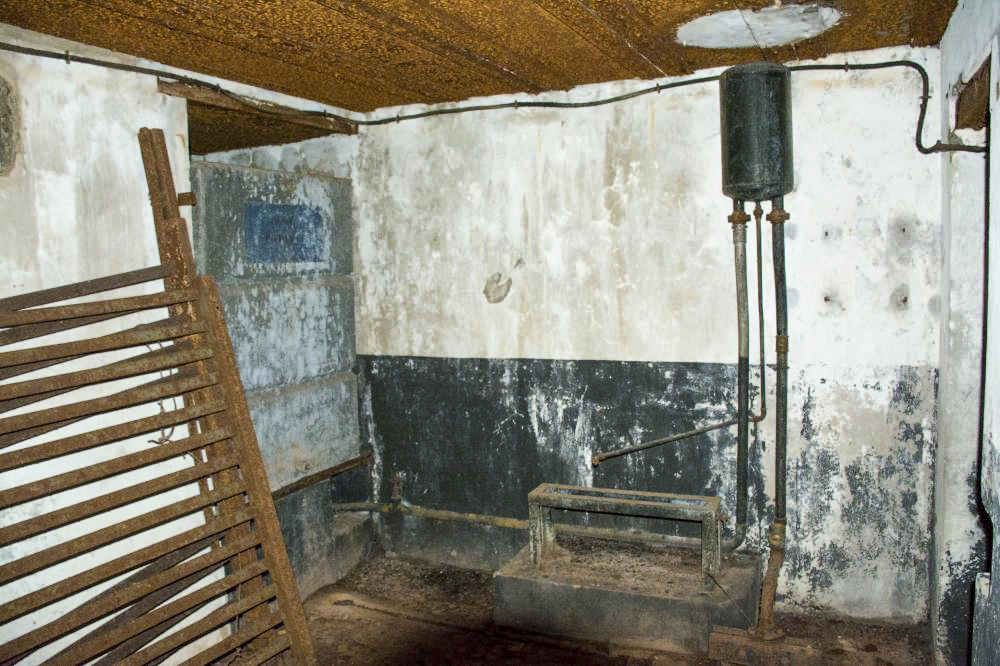 Ligne Maginot - BIESENBERG 6 - (Blockhaus pour arme infanterie) - L'intérieur du blockhaus avec le puit et ce qui reste de l'installation de pompage de l'eau - Rémy RICHTER