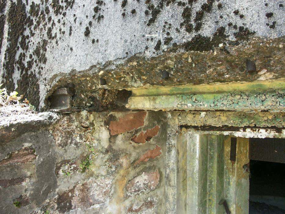 Ligne Maginot - BIESENBERG - (Casemate d'artillerie) - Détail du créneau de gauche
Noter l'utilisation de rails de chemin de fer et la modification du créneau qui a vraisemblablement été rogné en partie supérieure - Pascal LAMBERT