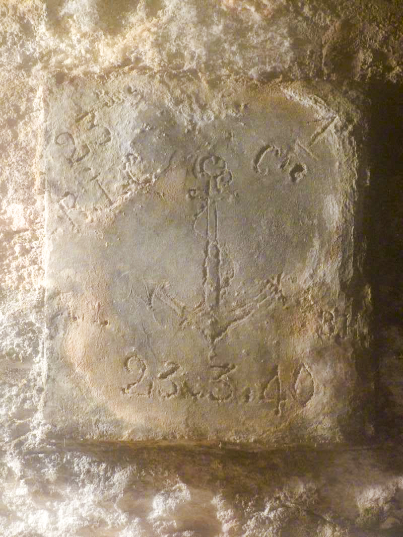 Ligne Maginot - VILLY 8 - MAISON FRINCART - (Blockhaus pour arme infanterie) - Vue intérieure
Plaque en béton avec le nom d'un soldat dont les initiales sont BH (le graveur ??) puis 1ère Cie du 23ème RIC et la date du 23 mars 1940 (date de finition du blockhaus certainement) - David HARMAND