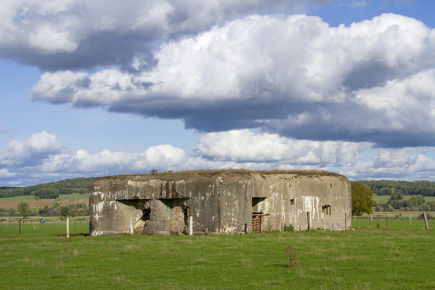 Ligne Maginot - A107 - CROIX-MOREL - (Blockhaus lourd type STG / STG-FCR - Double) - Vue générale de la casemate vue de la route - Michel Teiten
