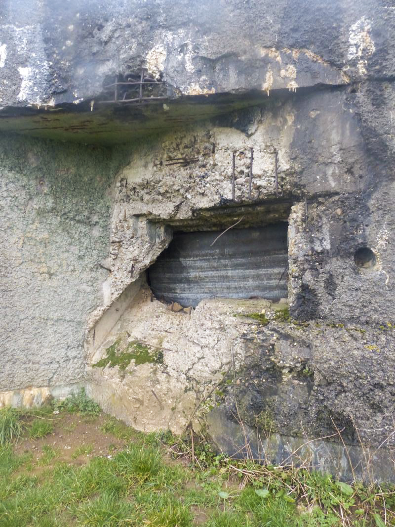 Ligne Maginot - A107 - CROIX-MOREL - (Blockhaus lourd type STG / STG-FCR - Double) - Créneaux antichar flanquant vers l'ouest - David HARMAND