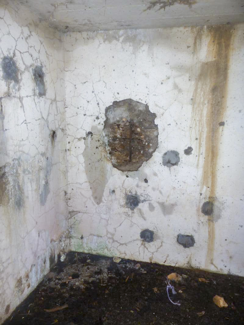 Ligne Maginot - A107 - CROIX-MOREL - (Blockhaus lourd type STG / STG-FCR - Double) - Vue intérieure chambre de tir est pour la mitrailleuse, impacts au mur - David HARMAND