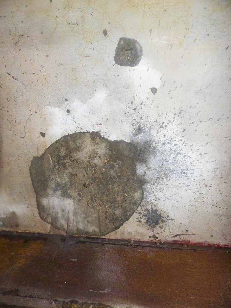 Ligne Maginot - A107 - CROIX-MOREL - (Blockhaus lourd type STG / STG-FCR - Double) - Traces de charges explosives contre le mur intérieur, chambre de tir antichar ouest - David HARMAND